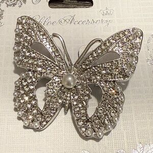COPY - Elegant Butterfly brooch - Rhinestone & Pearl Design